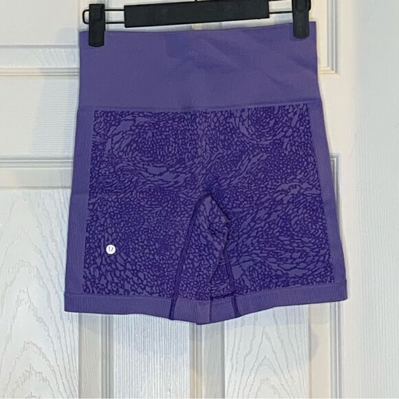 Lululemon Sculpt Biker Shorts Iris Flower Floral Stretchy Size 4 - Picture 4 of 9
